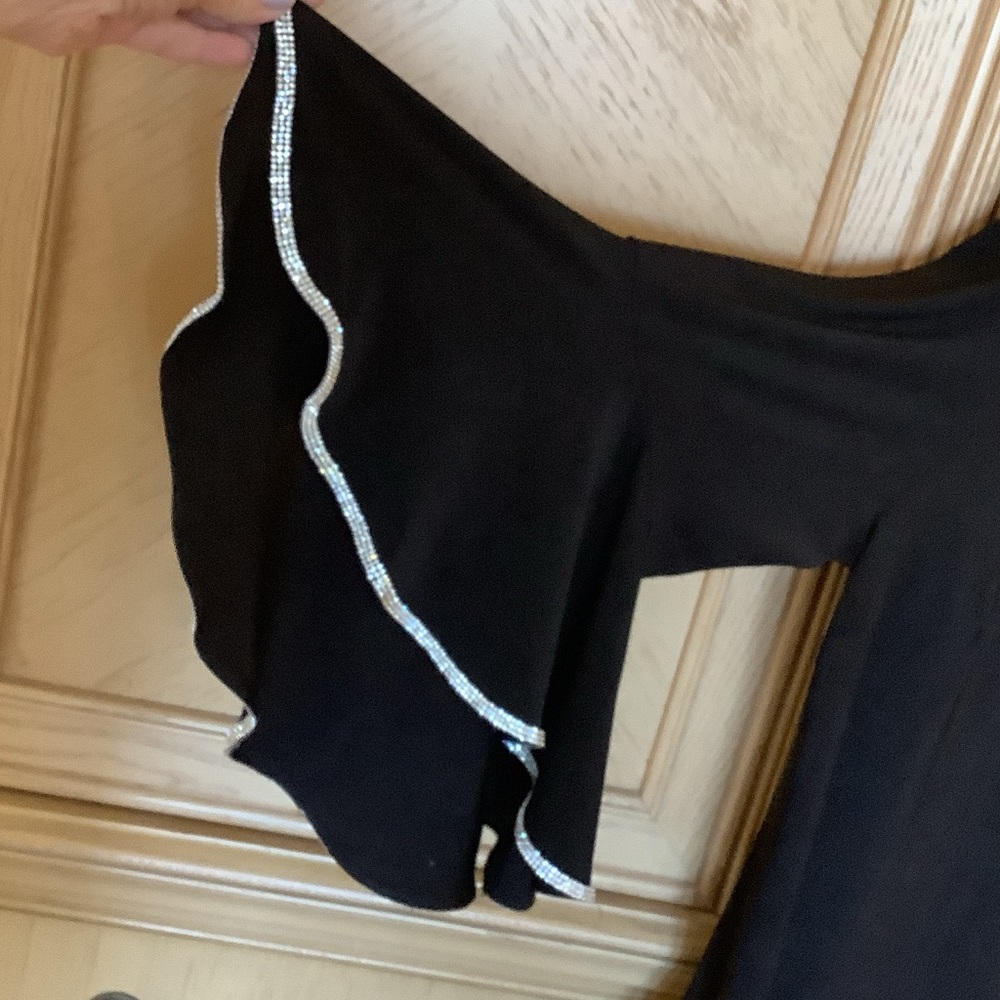 Roz & Ali Black Top with Bell Sleeves - Picture 3 of 7
